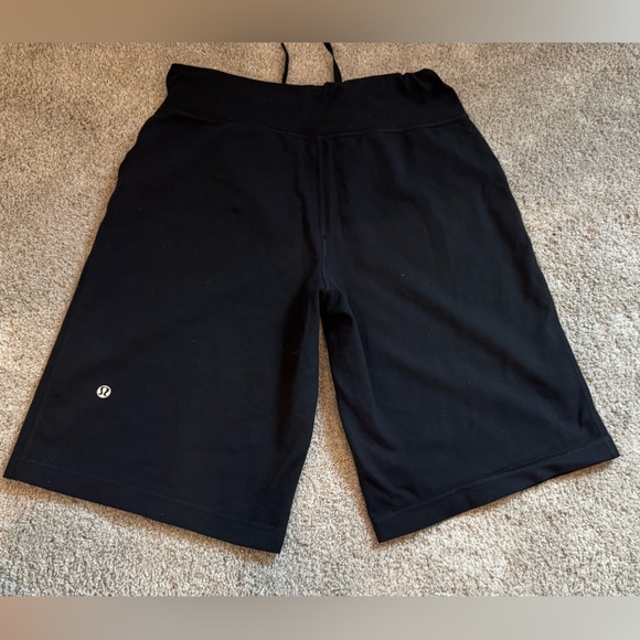 lululemon new women’s sz 6 long black shorts